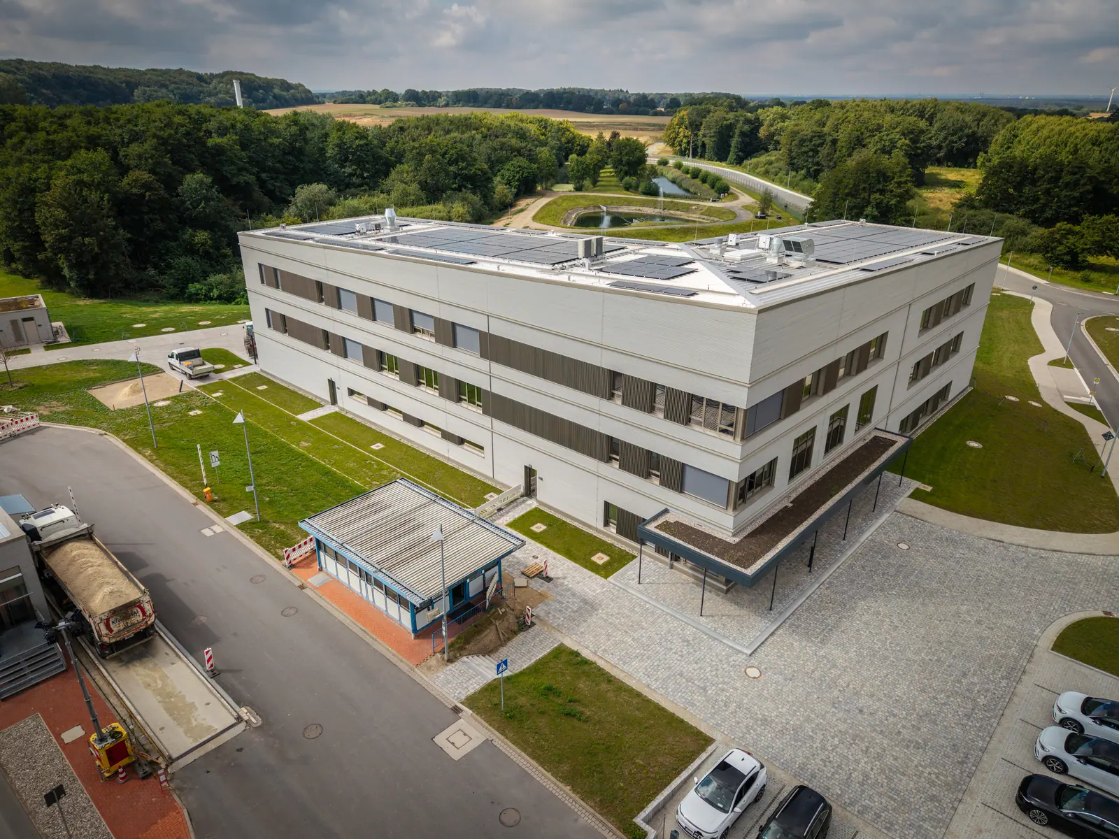 Luftaufnahme des neuen Multifunktionsgebäudes auf der Deponie Selmsdorf