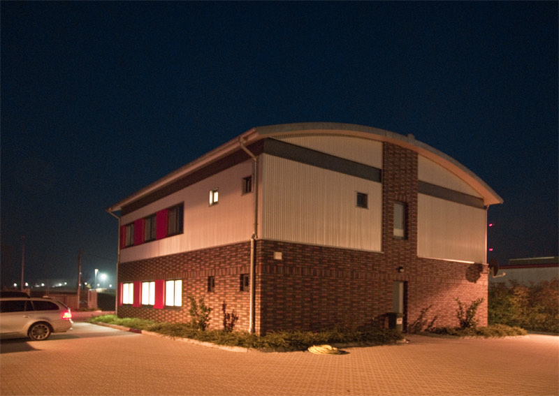 SZ-Bau Bürogebäude bei Nacht – Ansicht 1